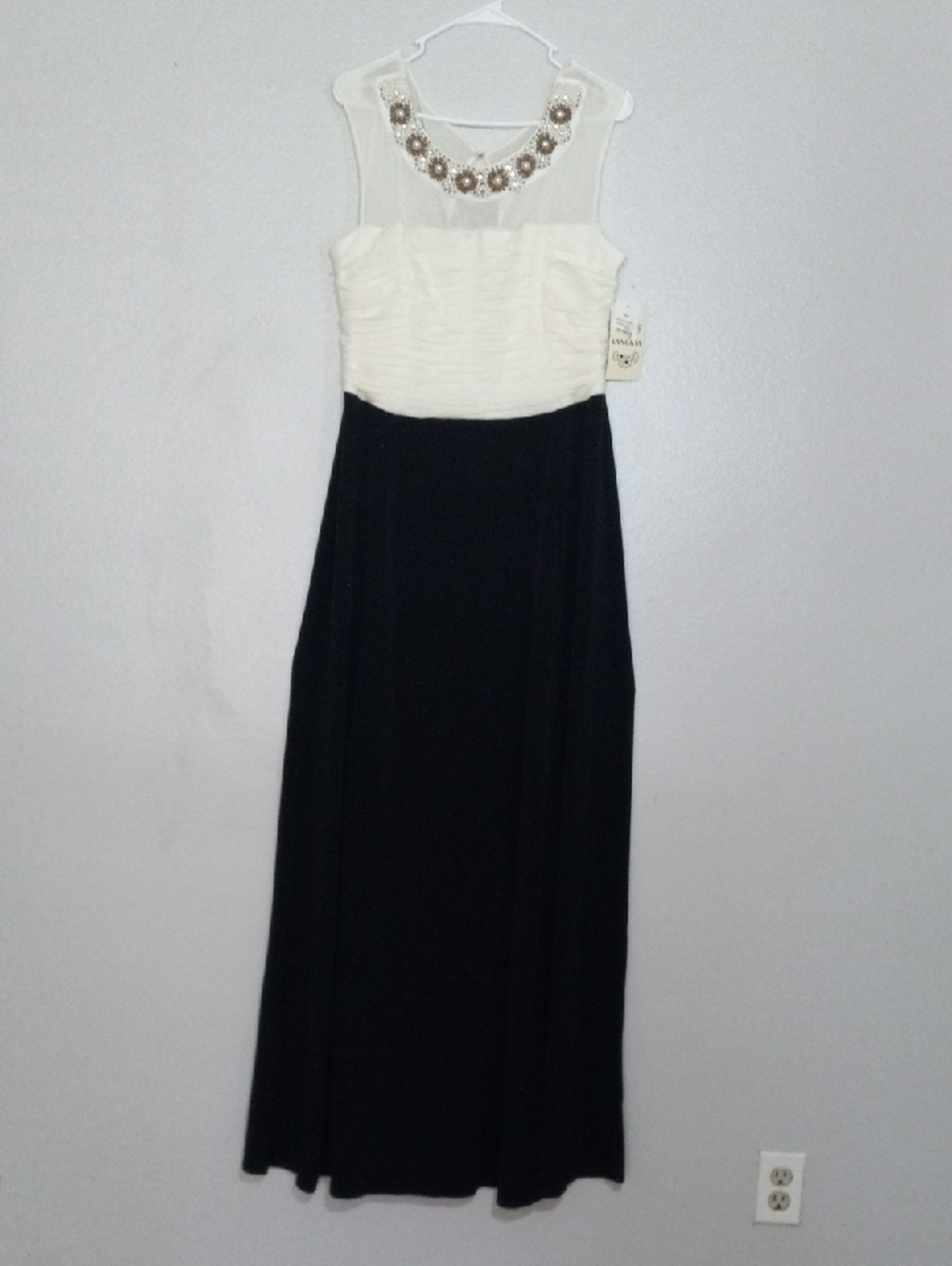 Sangria Sleeveless Black and White Beaded Neckline Evening Dress Size 16 NWT